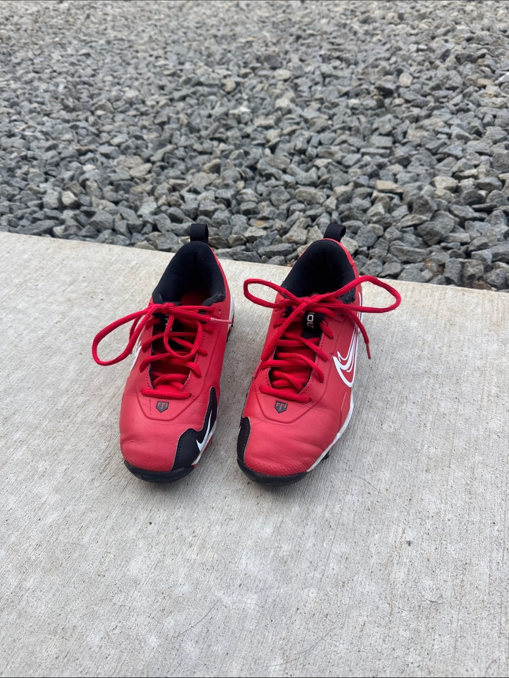 Nike Kids Red and Black Low-Top Sneakers